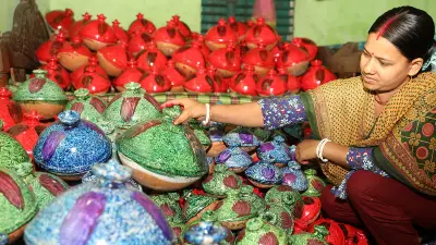 বৈশাখী মেলার জন্য মাটির ব্যাংক ও খেলনা তৈরিতে ব্যস্ত কারিগররা