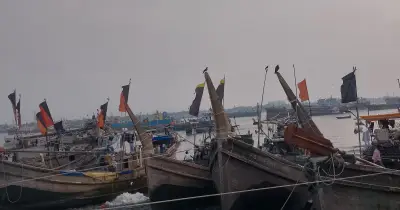 জ্বালানি সংকটে বিপর্যস্ত মাছ ধরার ট্রলার ও লাইটার ভেসেল, চট্টগ্রাম বন্দরে বিপদ