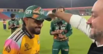 পিএসএল প্রধান সালমান নাসেরের 'বদনজর' থেকে বাঁচাতে বাবর আজমের ঐতিহ্যবাহী ভঙ্গি