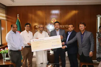 ট্রান্সকম গ্রুপ শ্রমিককল্যাণ তহবিলে ১.৩৬ কোটি টাকা দান করল, মন্ত্রী আহ্বান জানালেন