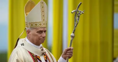 পোপ লিও চতুর্দশের কঠোর সমালোচনা: যুদ্ধের পেছনে বিলিয়ন ডলার ব্যয়কারী স্বৈরশাসকদের হুঁশিয়ারি