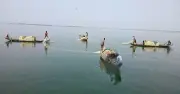 কাপ্তাই হ্রদে মাছ শিকারে নিষেধাজ্ঞা, জেলেদের জন্য চাল ও আর্থিক সহায়তা