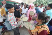 রাজশাহীতে মাঝারি তাপপ্রবাহ, তাল পাখার চাহিদা বাড়ছে