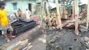 মধ্যরাতে ভয়াবহ অগ্নিকাণ্ডে জেলে পরিবারের ১৫টি বসতঘর পুড়ে ছাই