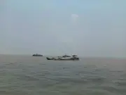 পদ্মায় বালু উত্তোলন বন্ধে গিয়ে পুলিশের ওপর হামলা, গুলিবিদ্ধ ৫