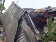 নওগাঁয় চার খুনের ঘটনায় অভিযুক্তের বাড়িতে আগুন দিল এলাকাবাসী