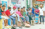 কাজের খোঁজে ফুটপাতে অপেক্ষা: দিনমজুরদের সংকট বেড়েছে