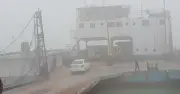 প্রচণ্ড বাতাসে পাটুরিয়া-দৌলতদিয়া নৌপথে ফেরি চলাচল বন্ধ