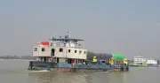 পাটুরিয়া-দৌলতদিয়া নৌরুটে ঝড়ে দেড় ঘণ্টা ফেরি চলাচল বন্ধ