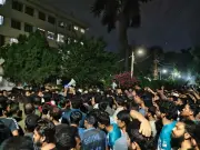 রুয়েটে দেয়াললিখন ও ব্যানার পোড়ানোকে কেন্দ্র করে উত্তেজনা