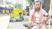 ভ্যানচালক ইউসুফের দুর্দশা: দুই ঘণ্টা অপেক্ষার পরও ভাড়া নেই