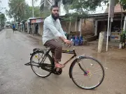 তেল সংকটে মোটরসাইকেল ছেড়ে বাইসাইকেলে ফিরছেন মানুষ