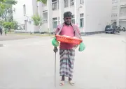 চোখের আলো হারিয়েও থেমে নেই গোলাম মোস্তফা, ক্যাম্পাসে বিক্রি করেন বাদাম