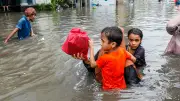 ঢাকায় বৃষ্টিতে সড়ক তলিয়ে যায়, চরম ভোগান্তিতে নগরবাসী