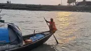আগুনমুখা নদীর বুকে সংগ্রাম: নৌকাতেই জীবন, নৌকাতেই জীবিকা