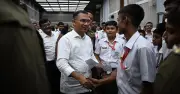 প্রধানমন্ত্রী তারেক রহমানের সঙ্গে সাবেক কলেজের শিক্ষার্থীদের শুভেচ্ছা বিনিময়