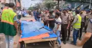 মতিঝিলে ফুটপাত দখলমুক্ত অভিযান: পুলিশের অভিযানে ব্যবসায়ীদের অপেক্ষার খেলা