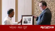 মার্কিন রাষ্ট্রদূত প্রধানমন্ত্রী তারেক রহমানের হাতে দুর্লভ ছবি তুলে দিলেন