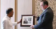 মার্কিন রাষ্ট্রদূতের সঙ্গে প্রধানমন্ত্রীর সাক্ষাৎ: দুর্লভ ছবি ও হোয়াইট হাউজ রেপ্লিকা উপহার