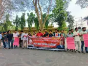 রাজশাহী বিশ্ববিদ্যালয়ে রাকসুর সেমিনারে ফুয়াদ ও শিশির মনিরের উপস্থিতিতে শিক্ষার্থীদের লাল কার্ড প্রদর্শন