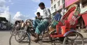 বৈদ্যুতিক রিকশার যুগে ঢাকার রিকশাচালকদের স্বাস্থ্যঝুঁকি: শারীরিক শ্রম হারাচ্ছে, বাড়ছে রোগের ভয়