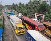 কুমিল্লার দাউদকান্দিতে ঢাকা-চট্টগ্রাম মহাসড়কে দীর্ঘ যানজট, যাত্রীদের চরম ভোগান্তি