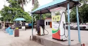 ঢাকার পেট্রোল পাম্পে তেল সংকটে স্বস্তির আলো, যুক্তরাষ্ট্র-ইরান যুদ্ধবিরতির প্রভাব