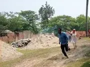 ব্রাহ্মণবাড়িয়ায় ঠিকাদারের মারধর: রাস্তার নিম্নমানের কাজ নিয়ে প্রশ্নে প্রকৌশলীকে বাঁশ নিয়ে তাড়া