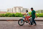 ঈদের ছুটিতে ফাঁকা রাজধানীতে সাইকেল শেখাচ্ছেন বাবা, কিন্তু কেন আমরা সাইকেল চালানো ভুলি না?