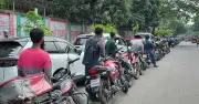 জ্বালানি তেলের দাম বৃদ্ধি সত্ত্বেও রাজধানীর পেট্রোল পাম্পে ভিড় অব্যাহত
