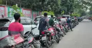 জ্বালানি সংকটে বিপর্যস্ত জনজীবন: পেট্রোল পাম্পে দীর্ঘ লাইন, আয়-রোজগারে ধস