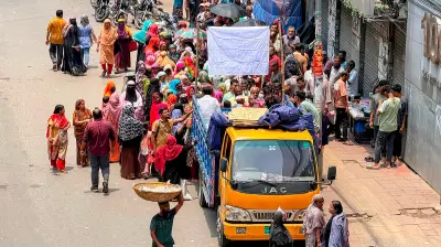 টিসিবির ট্রাকে সাশ্রয়ের আশায় রোদে দাঁড়িয়ে মানুষ