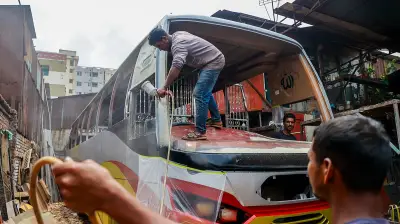 ছবির গল্প: বাস সংস্কারে ব্যস্ত শ্রমিকেরা