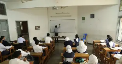 অবসরপ্রাপ্ত শিক্ষকদের বেসরকারি প্রতিষ্ঠানে নিয়োগের সুযোগ দিচ্ছে সরকার