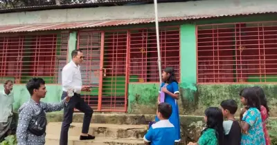 প্রাথমিক বিদ্যালয়ে শিক্ষক না পেয়ে ক্ষুব্ধ এমপি কামরুল
