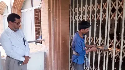 বরিশাল বিশ্ববিদ্যালয়ে প্রশাসনিক ভবনের তালা ভেঙে কার্যক্রম শুরু