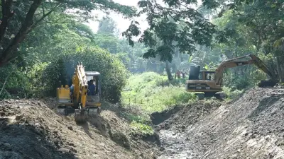 শ্রমিকের বদলে ভেকু দিয়ে কাজ, প্রকল্পে অর্থ লুটের অভিযোগ