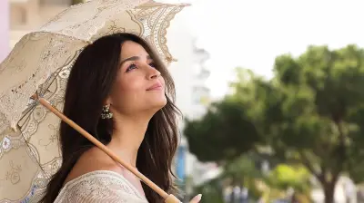 কানে আলিয়ার রাজকীয় ভিনটেজ লুক, শেষ দিনে ব্রোকেড গাউনে মুগ্ধতা