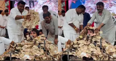 গোপাল সাধুর ওপর টাকার বৃষ্টি, ভক্তদের অভিনব উপহারে চাঞ্চল্য