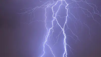 বজ্রপাতের আলো কেন জিগজ্যাগ হয়? বিজ্ঞান কী বলে