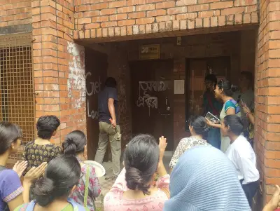 জাহাঙ্গীরনগর বিশ্ববিদ্যালয়ে প্রক্টর কার্যালয়ের তালা ভাঙচুর, প্রশাসনকে ‘অবাঞ্ছিত’ ঘোষণা