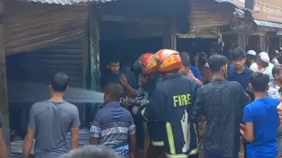 আগুনে পুড়ল ১৭ দোকান, দিশেহারা ব্যবসায়ীরা