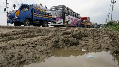 বেহাল মহাসড়কে যানজট ও দুর্ঘটনার আশঙ্কা বেড়েছে