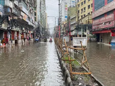 ঢাকায় বৃষ্টিতে তলিয়ে গেছে সড়ক, আরও ভারী বৃষ্টির পূর্বাভাস
