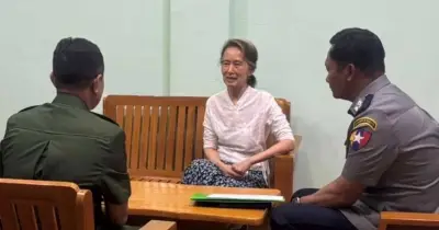 সু চিকে গৃহবন্দি করল মিয়ানমার জান্তা, সাজা কমে ১৮ বছর