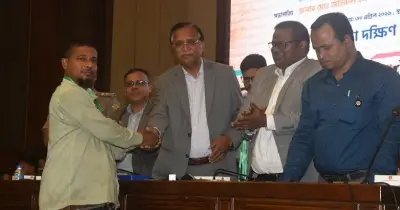 গুলিস্তানে ১০০ হকারকে ডিজিটাল পরিচয়পত্র দিল ডিএসসিসি
