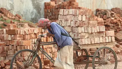 শ্রমিকদের নিত্যদিনের হাড়ভাঙা পরিশ্রমের ছবিগল্প
