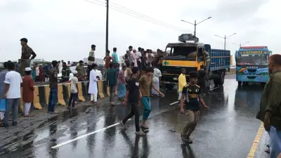 নিয়ন্ত্রণ হারিয়ে ট্রাকে আগুন, উদ্ধার বিপুল শুটারগান ও সরঞ্জাম