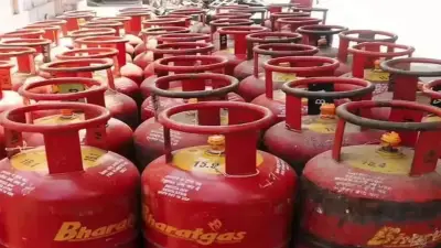 ভারতে রান্নার গ্যাসের দাম সিলিন্ডার প্রতি বেড়ে ৯৯৩ রুপি