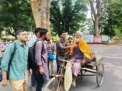 রাজশাহী বিশ্ববিদ্যালয় বন্ধুসভার শ্রমিক দিবসে ভ্যানচালককে গামছা উপহার
